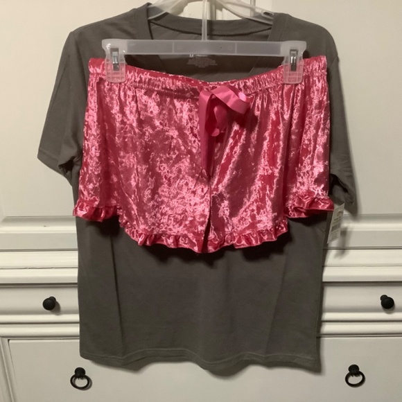 NWT ladies Medium 2 pc short pj set, gray love top and velvety pink shorts - Picture 3 of 8
